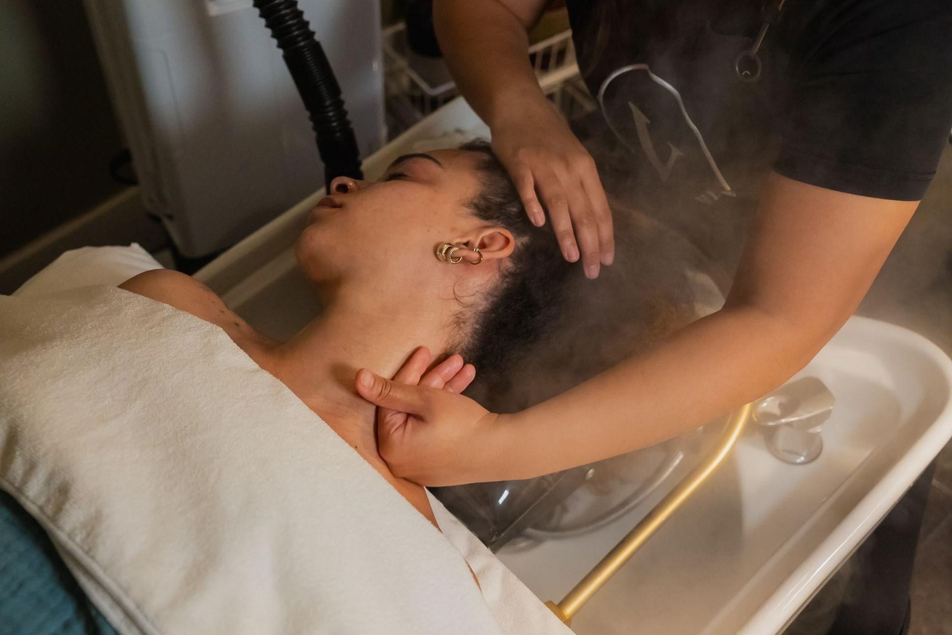 Gội đầu dưỡng sinh kết hợp massage cổ vai gáy chuyên sâu