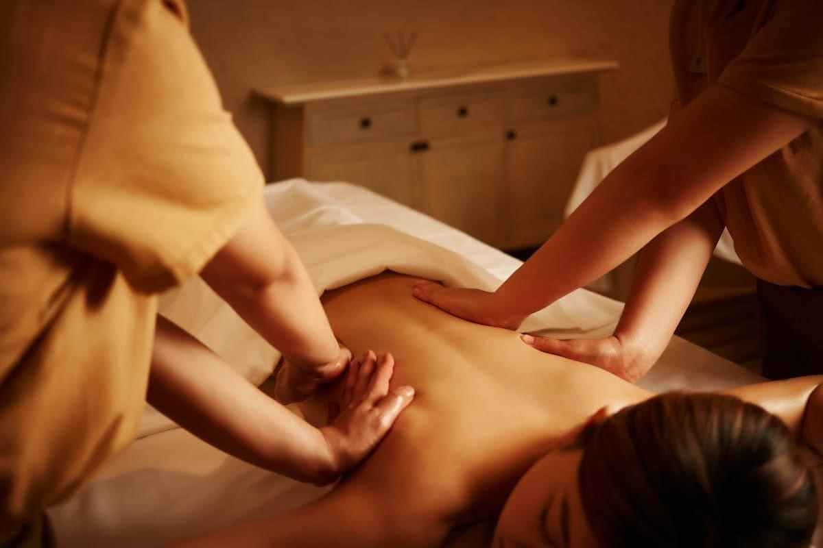 Massage 4 tay kết hợp tinh dầu giúp thư giãn toàn thân tại Ánh Spa