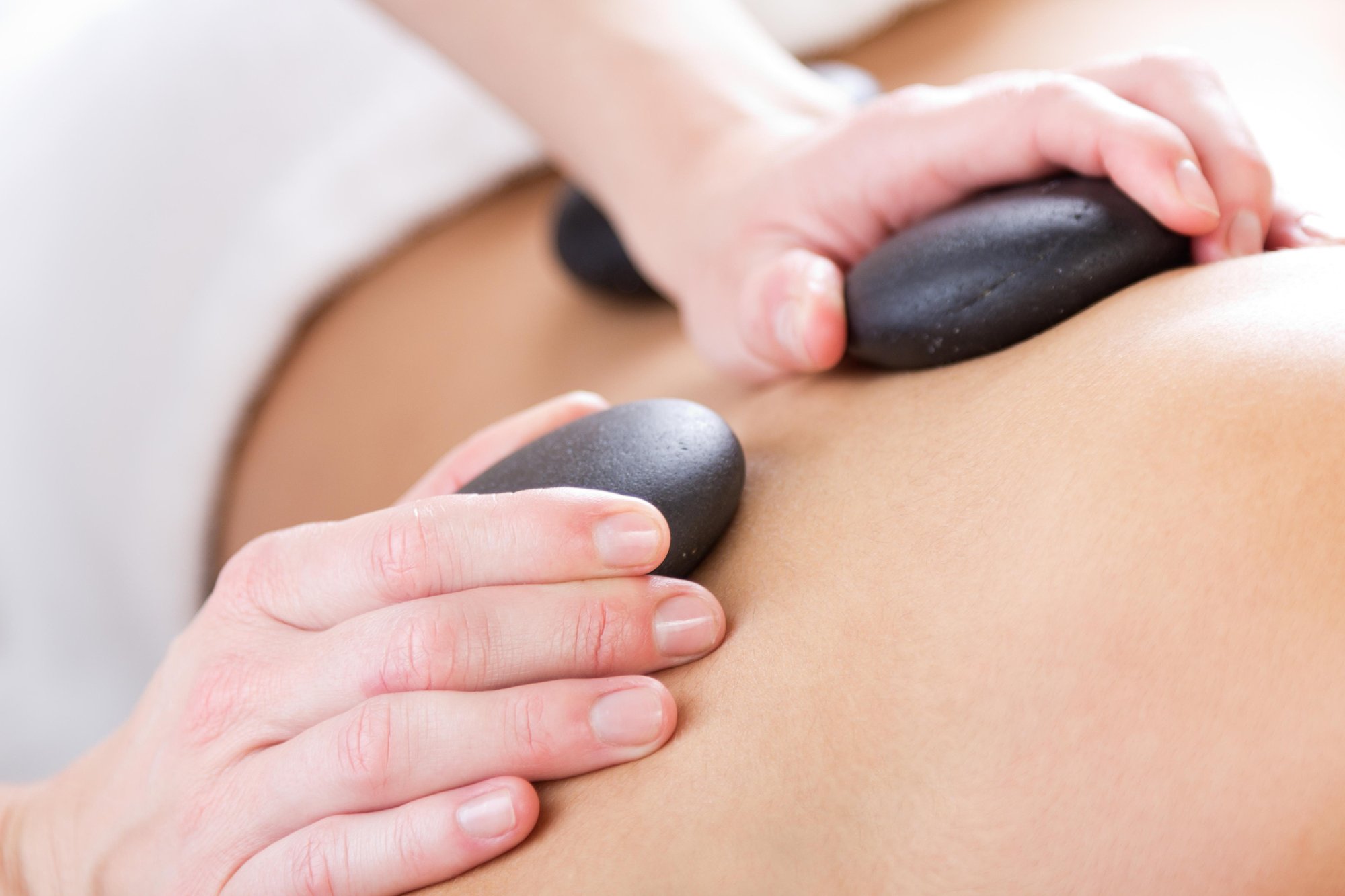 Đá bazan nóng sử dụng trong liệu pháp massage đá nóng
