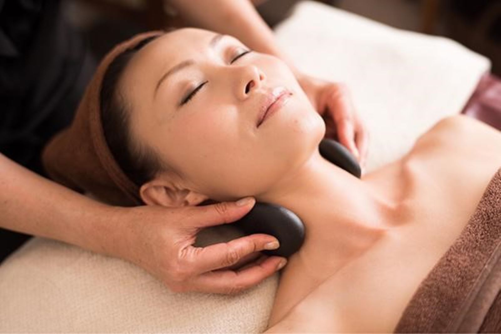 Massage đá nóng cổ vai gáy giảm đau mỏi