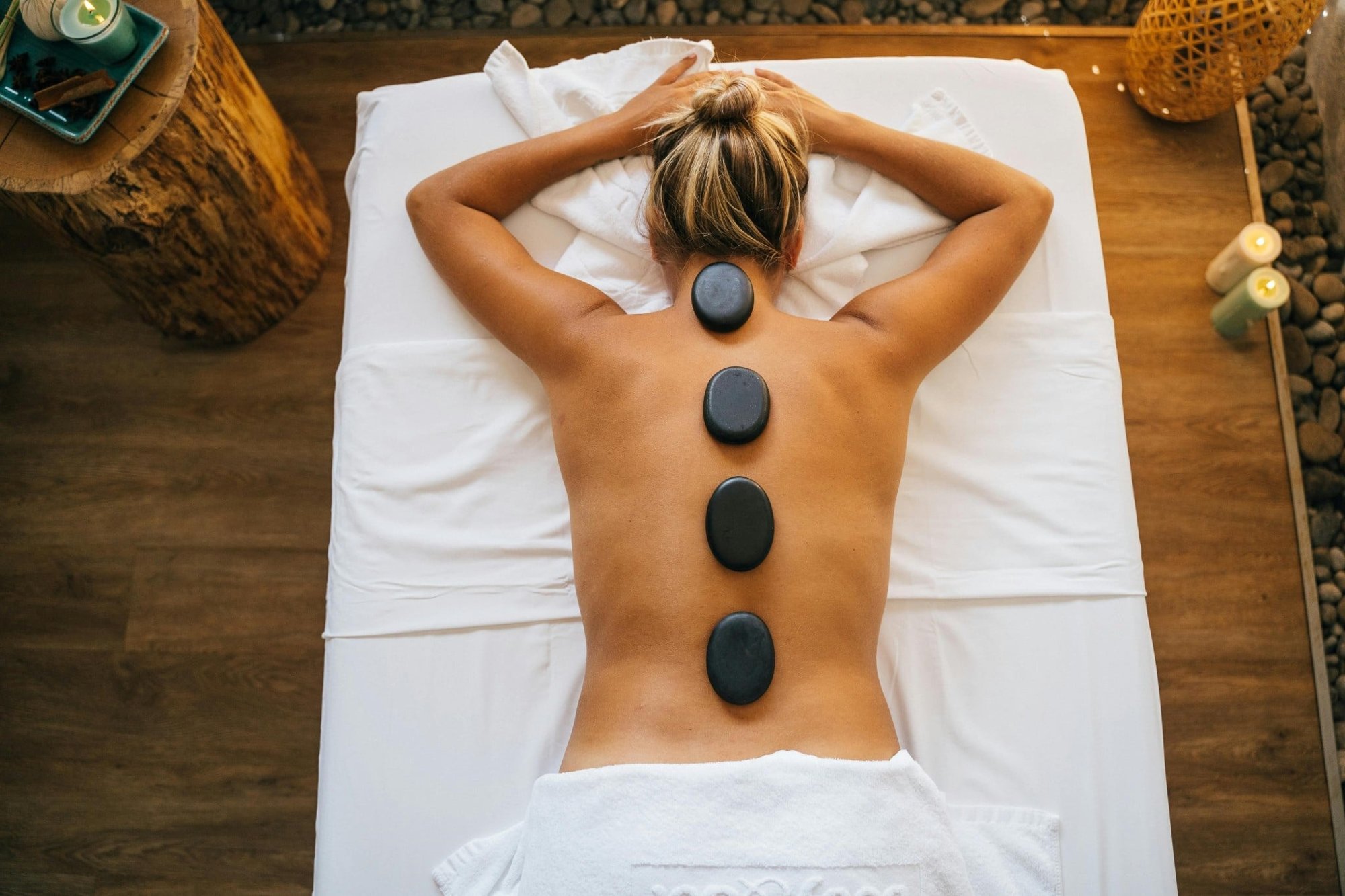 Massage đá nóng toàn thân giúp thư giãn cơ bắp