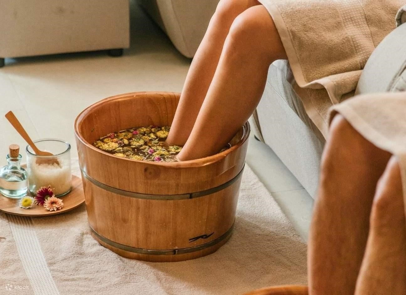 Ngâm chân thảo dược trước liệu trình massage đá nóng